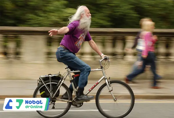 ورزش دوچجرخه سواری یک پیرمرد برای درمان زانو درد